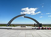 Разорванное кольцо на Дороге Жизни (памятник прорыву блокады Ленинграда)
