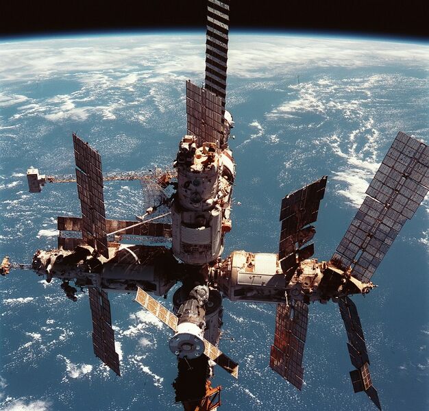 Файл:Станция «Мир» на орбите (1998).jpg