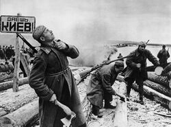 «Даешь Киев!». Переправа советских войск через Днепр (1943).jpg