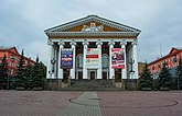 Драмтеатр и два дома со шпилями в Прокопьевске
