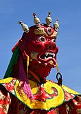Маска и костюм буддийской мистерии Цам – атрибуты праздничного богослужения в дацанах Бурятии