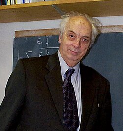 Виктор Веселаго — впервые выдвинул идею материалов с отрицательным показателем преломления света (метаматериалов) и описал их теоретические свойства (технология «плаща-невидимки»)