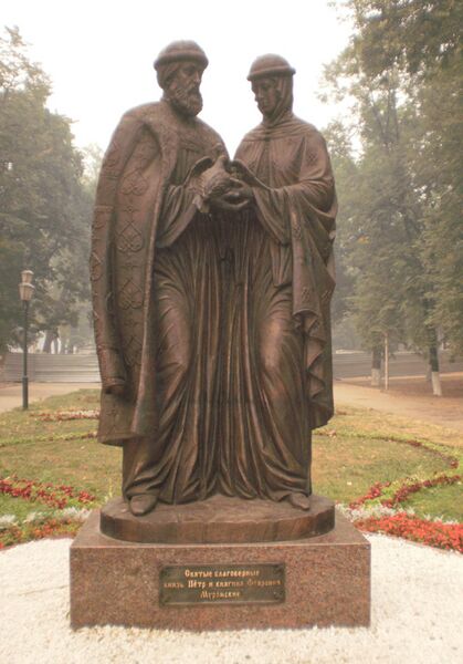 Файл:Памятник Петру и Февронии Муромским в Ярославле.jpg