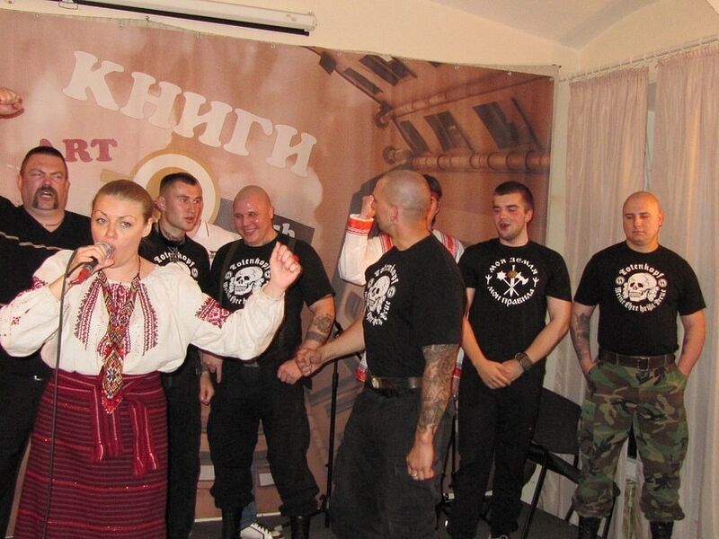 Файл:Певица Велеслава на фоне своих поклонников.jpg