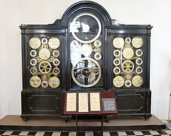 Всемирные вселенские часы из Иванова – сверхсложные астрономические часы, изготовленные парижским мастером в 1873 г. (Ивановский краеведческий музей)