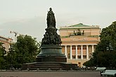 Памятник Екатерине II и Александринский театр