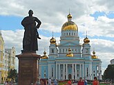 Памятник адмиралу Фёдору Ушакову и Феодоровский собор в Саранске