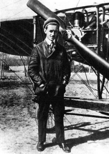 Файл:Арцеулов у самолёта.jpg