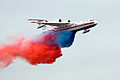 Бе-200 сбрасывает воду, окрашенную в цвета флага России.