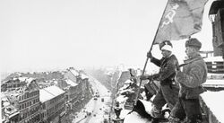 Флаг СССР над Будапештом (1945).jpg