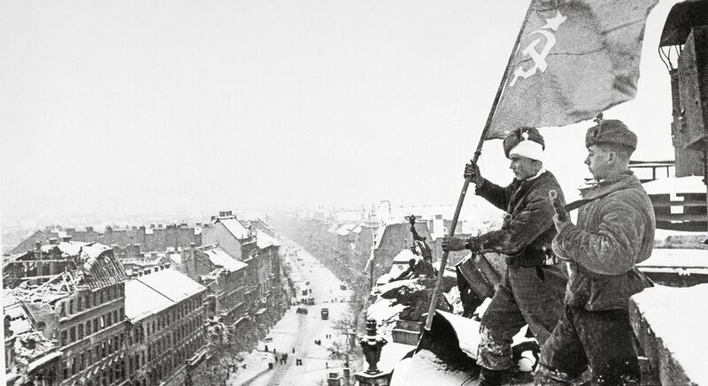 Файл:Флаг СССР над Будапештом (1945).jpg