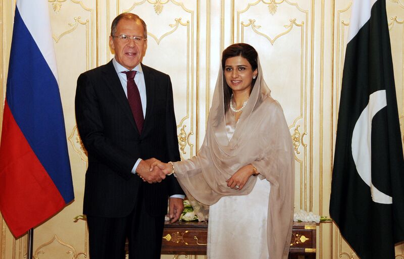 Файл:Министр иностранных дел России жмет руку министру иностранных дел Пакистана.jpeg