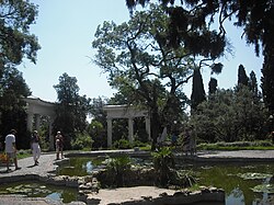 Приморский парк в Ялте - пруд "Черное море"