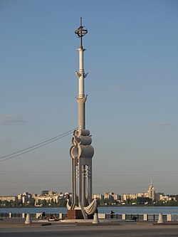 Ростральная колонна «300 лет Российскому флоту» на Адмиралтейской площади в Воронеже