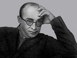 Моисей Гинзбург — один из лидеров конструктивизма в архитектуре, основной автор всемирно известного прежде всего новаторским внутренним содержанием Дома Наркомфина