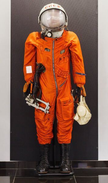 Файл:Скафандр Гагарина из космоса в музее НПП Звезда, Томилино.jpg