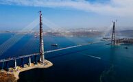 Русский мост: мост с самым длинным участком пролёта (более километра) и второй по высоте в мире. К разработке проекта была привлечена датская компания (среди более пяти российских), вантовые тросы сделали французы, всё остальное — разработка российских инженеров и строителей.