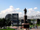 Памятник Александру III и секция первого новосибирского ж/д моста в парке "Городское начало" в Новосибирске