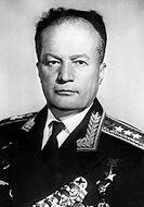 Николай Каманин — полярный лётчик, входит в самую первую группу Героев Советского Союза, руководитель подготовки первого отряда космонавтов