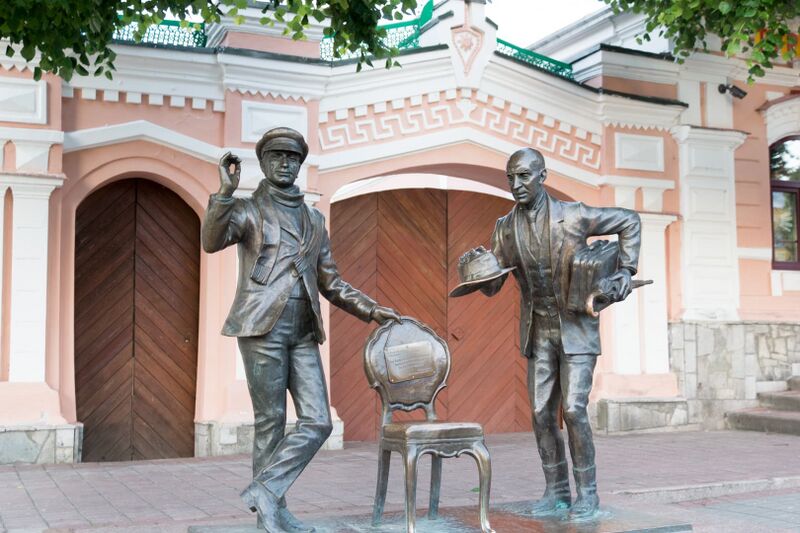 Файл:Памятник Остапу Бендеру и Кисе Воробьянинову в Чебоксарах.jpg