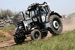 Гонки на тракторах «Бизон-Трек-Шоу»