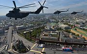Вертолёты Ми-26 и Ми-8 над Москвой