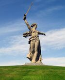 Мамаев курган и скульптура «Родина-мать зовёт!» в Волгограде (герб и флаг области)
