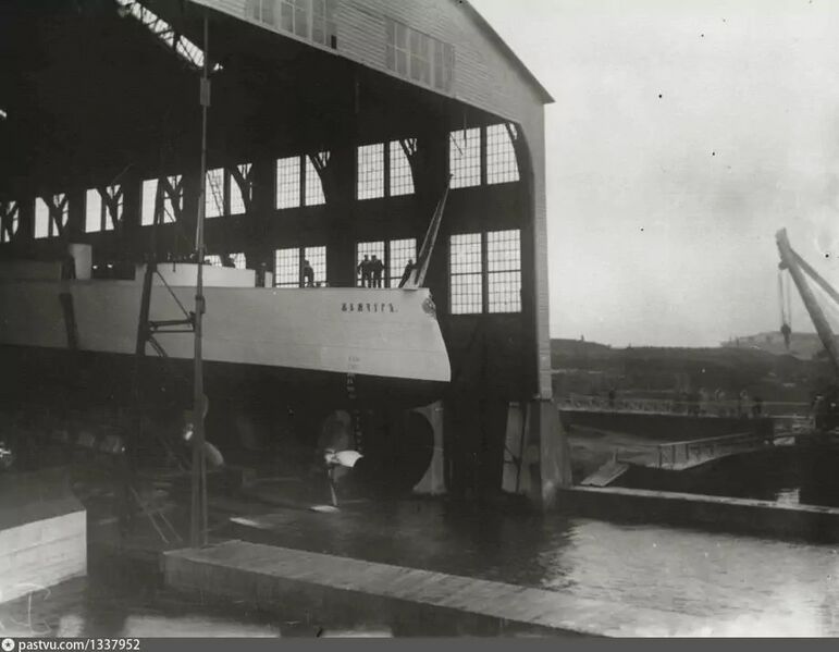 Файл:Крейсер «Жемчуг» перед спуском на воду (1903).jpg