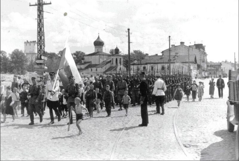 Файл:Парад РОА в Пскове (1943).jpg