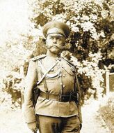 Павел Ренненкампф — генерал, взял Гирин в Китайском походе (1900), герой войны с Японией (1905), победил в битве при Гумбиннене (1914, первое сражение на Восточном фронте ПМВ, которое отвлекло силы Германии от битвы на Марне во Франции), второй командующий во время Лодзинской операции (1914)