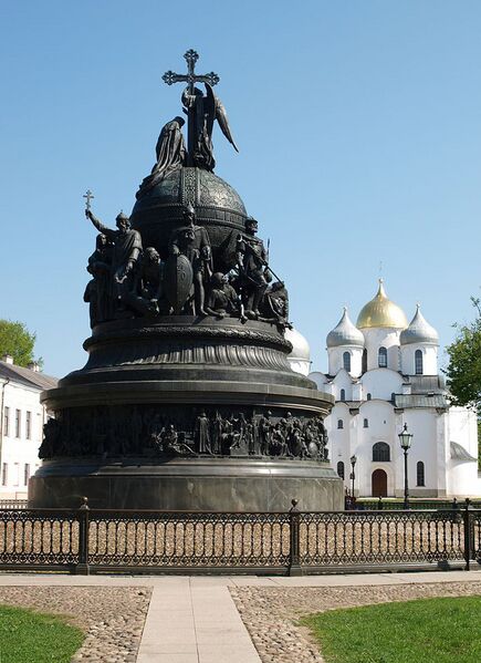 Файл:Памятник Тысячелетие России и собор Святой Софии.JPG