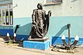 Скульптура рыбака у морского колледжа им. И.И.Месяцева в Мурманске