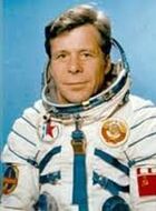 Евгений Хрунов — второй человек в открытом космосе; участник первой стыковки, первого совместного выхода в открытый космос и первого перехода между кораблями *