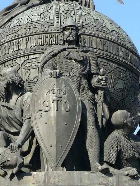 Файл:Рюрик. Фигура на памятнике «Тысячелетие России».jpg