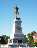Памятник Муравьёву-Амурскому в Хабаровске на утёсе над Амуром