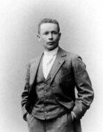 Э́лиэль Са́аринен — финский архитектор, основоположник стиля финского национального романтизма в архитектуре, известнейший представитель стиля северный модерн, автор вокзала в Гельсингфорсе (1904–1914), ратуши в Йоэнсуу (1914), церкви Святого Павла в Тарту (1917) и ряда проектов в США