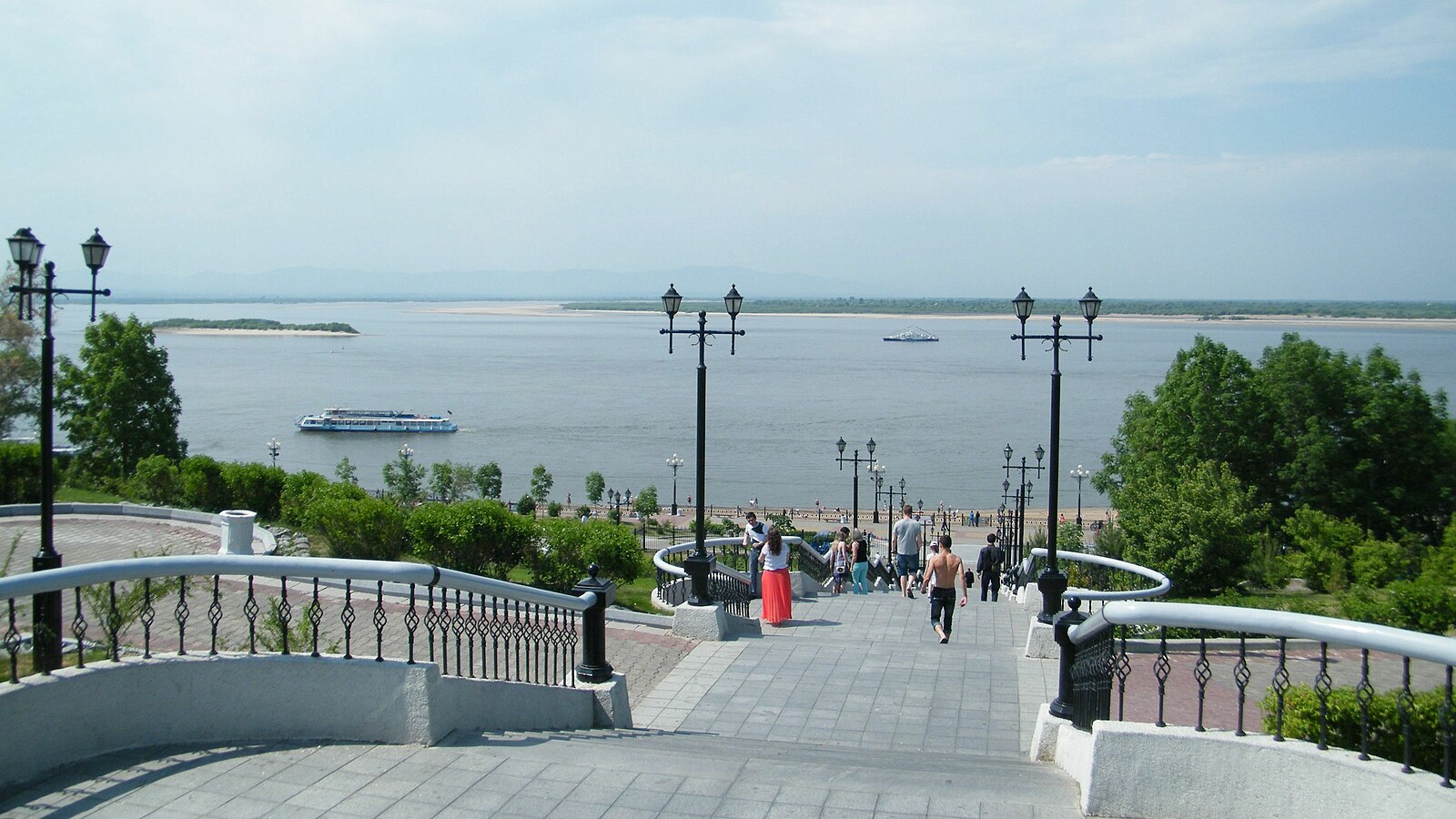 Амур хабаровск. Набережная реки Амур Хабаровск. Набережный в Хабаровске река Амур. Набережная Амура Хабаровск вид с реки. Река Амур у города Хабаровска.