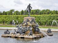 Василий Туволков — инженер-гидротехник, строитель Петергофского фонтанного водовода, питающего фонтаны Петергофа (1720–1721), один из первых русских машинных мастеров, механизировал строительство каналов в России (внедрил землечерпалки и водоотливные машины) *