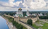 Псковский кремль (Псков) — самый западный кремль в России (28°20′ в. д.)
