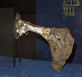 Топор из Шекшова со знаками Рюриковичей – трезубцем и двузубцем (около 1000 года), один из древнейших образцов парадного вооружения на Руси