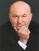 Юрий Лужков — мэр Москвы в 1992—2010 гг., руководил столицей в тяжелейшие для страны 1990-ые годы