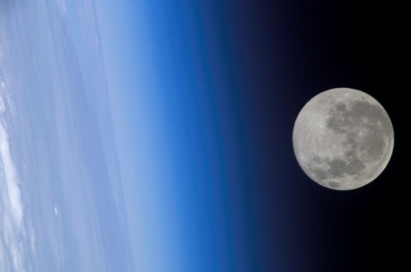 Файл:Луна на горизонте Земли.jpg