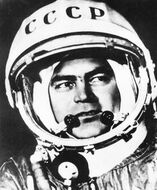 Андриян Николаев — участник первого параллельного полета, провёл первый сеанс связи между кораблями; первый пробыл в космосе более 2-х недель (2-й полет) *