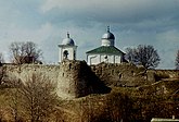 Каменная крепость Изборск на новом месте (с каменным Никольским собором)