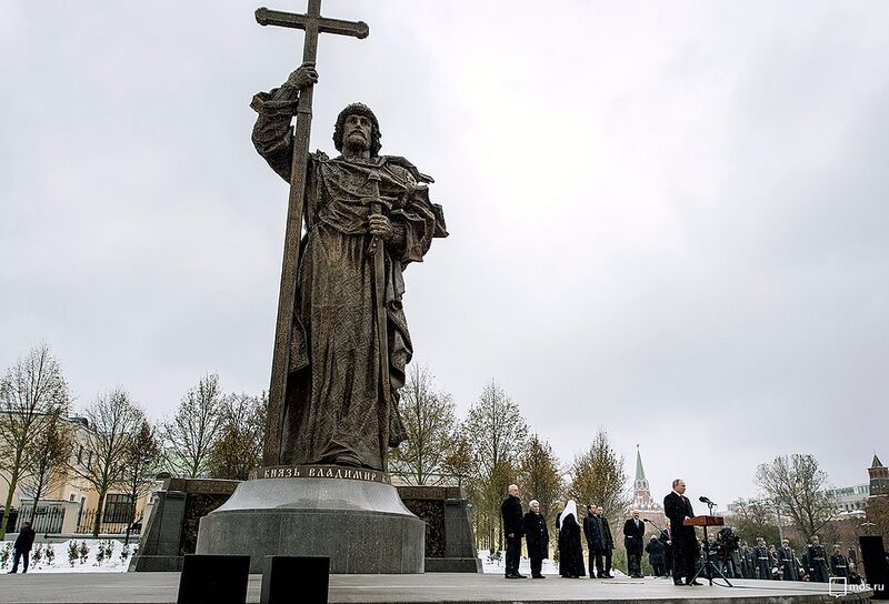 Файл:Памятник Владимиру Великому (Москва) в день открытия.jpg