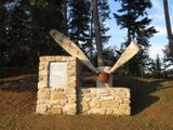 Памятник советским военнослужащим и французскому военнопленному, погибшим при крушении самолёта в марте 1945 года.