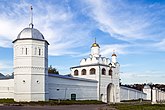 Стены Покровского монастыря в Суздале