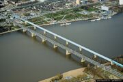 Новосибирский мост через Обь. Самый длинный мост, по которому ходят электропоезда метрополитена. Длина моста более двух километров, планировалось разместить там станцию, но она до сих пор законсервирована. Мост принят к эксплуатации в 1986 году.